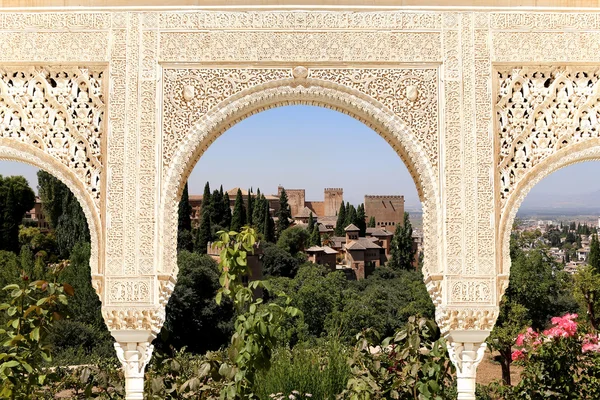 イスラム (ムーア) スタイルとアルハンブラ宮殿, グラナダ, スペインのアーチ — ストック写真