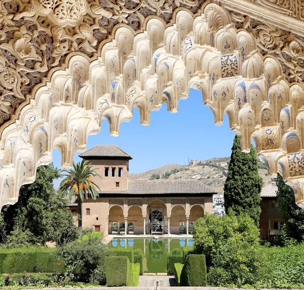 Arcos en estilo islámico (morisco) y Alhambra, Granada, España — Foto de Stock