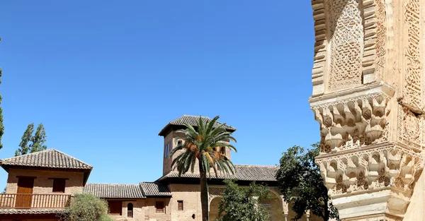 Arcos em estilo islâmico (mourisco) e Alhambra, Granada, Espanha — Fotografia de Stock