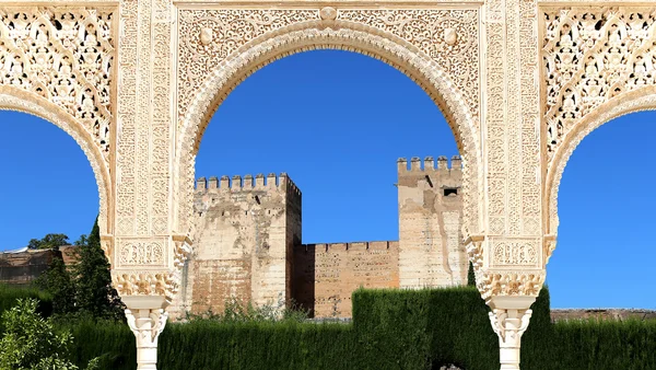 Arcos en estilo islámico (morisco) y Alhambra, Granada, España —  Fotos de Stock