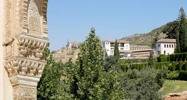 Arcos em estilo islâmico (mourisco) e Alhambra, Granada, Espanha — Fotografia de Stock