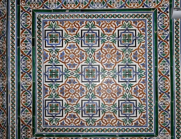 Conjunto de azulejos tradicionais islâmicos (mourisco), Plaza de Espana (foi palco da Exposição Latino-Americana de 1929) em Sevilha, Andaluzia, Espanha — Fotografia de Stock