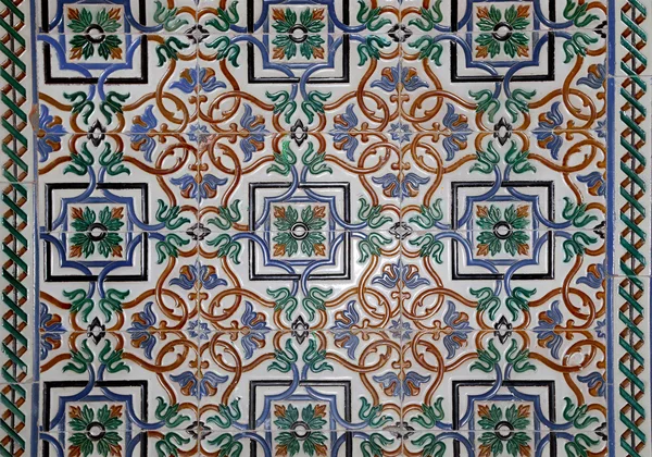 Conjunto de azulejos tradicionales de cerámica islámica (morisca), Plaza de España (sede de la Exposición Latinoamericana de 1929) en Sevilla, Andalucía, España — Foto de Stock