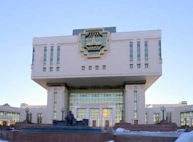 Fikri Merkezi--temel Kitaplığı'nda Lomonosov Moskova Devlet Üniversitesi (Rusça olarak yazılır), Rusya Federasyonu