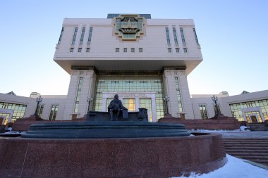 Fikri Merkezi--temel Kitaplığı'nda Lomonosov Moskova Devlet Üniversitesi (Rusça olarak yazılır), Rusya Federasyonu
