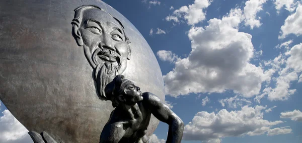 Monument av Ho Chi Minh (restes på 18 maj 1990) i Moskva, Ryssland. Författarna till monumentet är skulptör V.E. Tsigal och arkitekten R.G. Kananin — Stockfoto