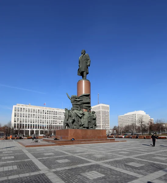 Utsikt över monumentet ot Vladimir Lenin (1985, skulptör Kerbel och arkitekt Makarewitsch), Moskva city center (Kaluzhskaya kvadratmeter), Ryssland. Populära landmärke — Stockfoto