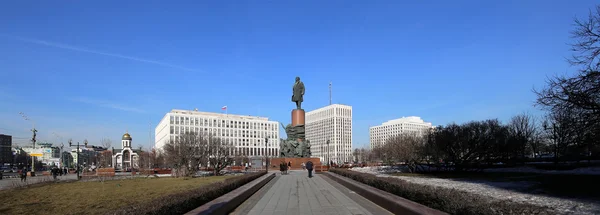 Veduta del monumento ot Vladimir Lenin (1985, scultore Kerbel e architetto Makarevich), centro di Mosca (piazza Kaluzhskaya), Russia. Punto di riferimento popolare — Foto Stock