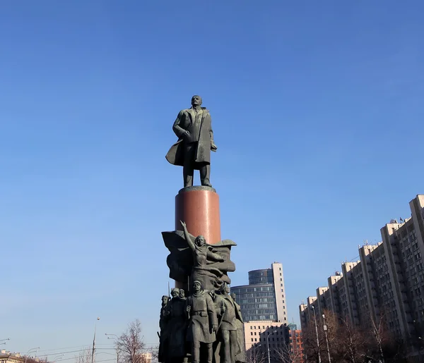 View of the monument ot Vladimir Lenin (1985, Sculptor Kerbel and architect Makarevich), Moscow city center (Kaluzhskaya square), Russia. Popular landmark — Stock Photo, Image
