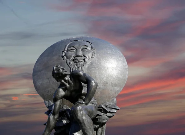 Het monument van Ho Chi Minh (opgericht op 18 mei van 1990) in Moskou, Rusland. De auteurs van het monument zijn V.E. Tsigal beeldhouwer en architect R.G. Kananin — Stockfoto