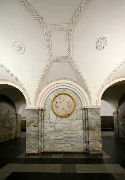 Bassorilievo. Stazione della metropolitana Park Kultury (Koltsevaya Line) a Mosca, Russia. E 'stato aperto nel 01.01.1950 — Foto Stock