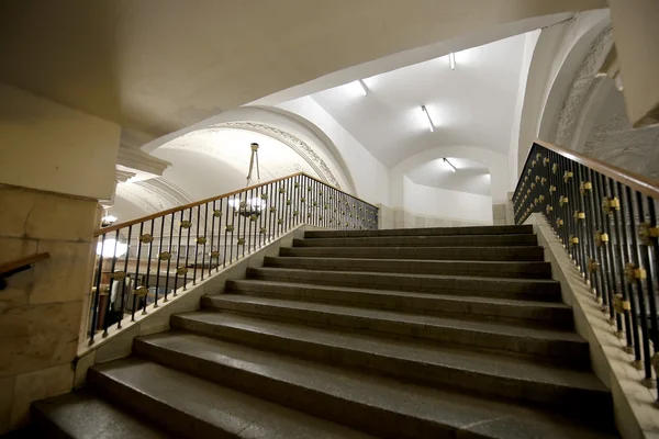 지하철 역 Oktyabrskaya (Koltsevaya 선) 모스크바, 러시아. 그것은 1950 년 1 월 1 일에 문을 열었습니다. — 스톡 사진