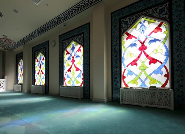 Окно в витраже. Московская соборная мечеть (интерьер), Россия - главная мечеть Москвы — стоковое фото