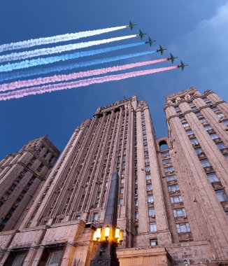 Rusya Federasyonu ve Rus askeri uçak sinek oluşumunda, Moskova, Rusya Dışişleri Bakanlığı  