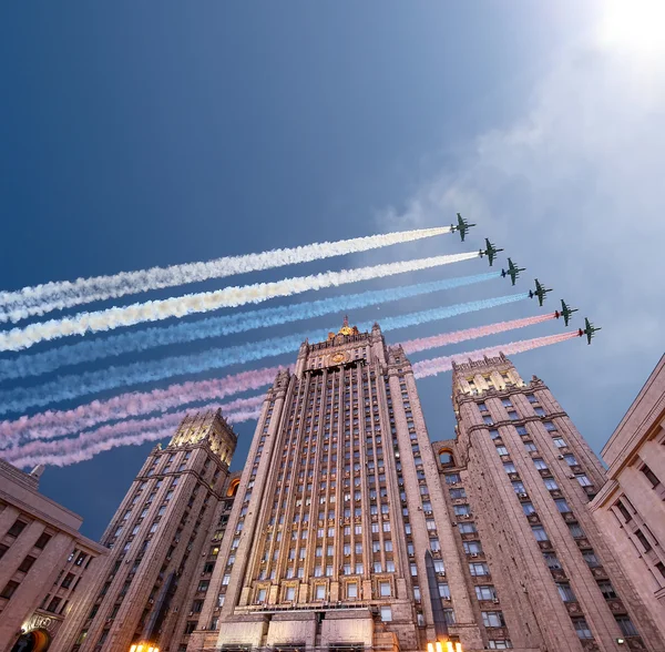 Ministerstvo zahraničních věcí Ruské federace a ruská vojenská letadla létají ve formaci, Moskva, Rusko — Stock fotografie