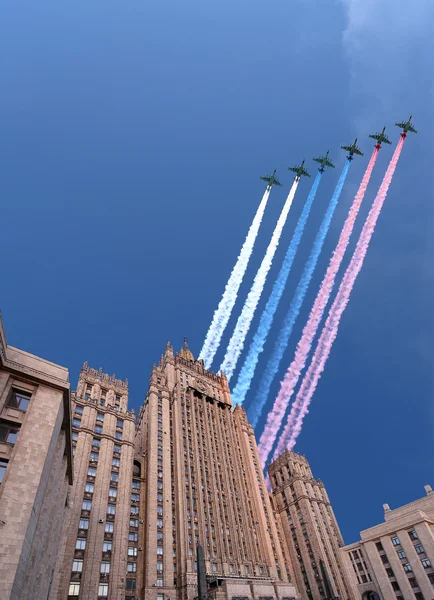 Υπουργείο Εξωτερικών της Ρωσικής Ομοσπονδίας και της Ρωσίας στρατιωτικά αεροσκάφη μύγας σε σχηματισμό, Μόσχα, Ρωσία — Φωτογραφία Αρχείου
