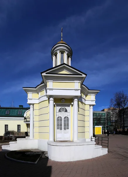 Metropolitankirche (heilige Hierarchie) im Vorort Meschanskoj. Moskau, Russland — Stockfoto