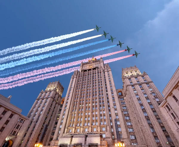 Utrikesministeriet av den ryska federationen och ryska militära flygplanen flyga i formation, Moskva, Ryssland — Stockfoto