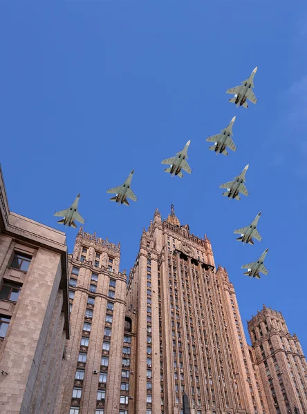 Ministerie van buitenlandse zaken van de Russische Federatie en de Russische militaire vliegtuigen vliegen in formatie, Moskou, Rusland — Stockfoto