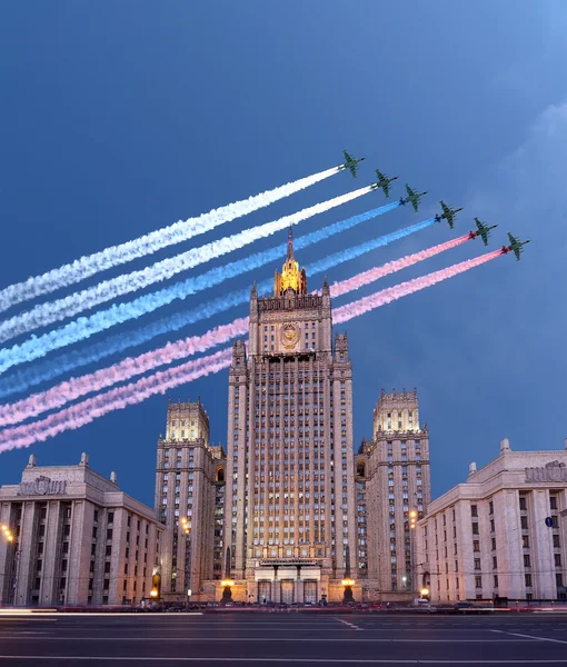 Υπουργείο Εξωτερικών της Ρωσικής Ομοσπονδίας και της Ρωσίας στρατιωτικά αεροσκάφη μύγας σε σχηματισμό, Μόσχα, Ρωσία — Φωτογραφία Αρχείου