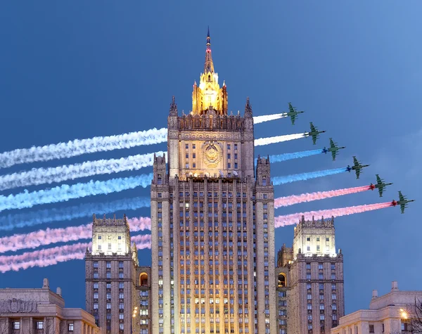 Ministero degli Affari Esteri della Federazione Russa e aerei militari russi volano in formazione, Mosca, Russia — Foto Stock
