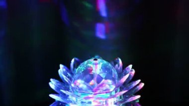 dönen topu çok renkli ışık ile 