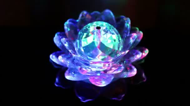 Вращающийся шар с разноцветным светом — стоковое видео