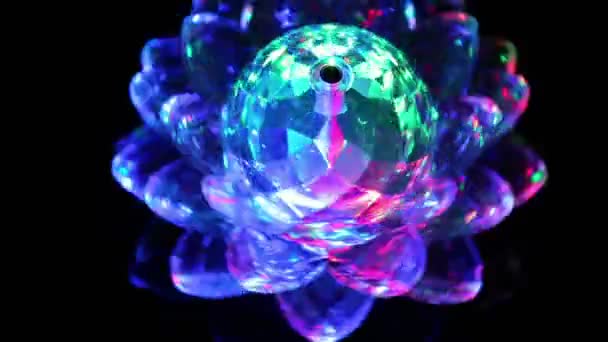 Bola giratoria con luz multicolor — Vídeos de Stock