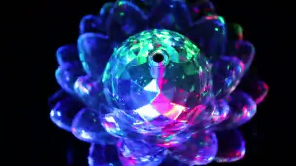 Bola giratoria con luz multicolor — Vídeo de stock