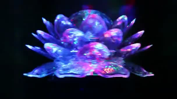Boule tournante avec lumière multicolore — Video