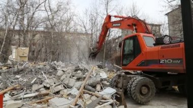 Tarak makine Montaj cihazları-Kırıcı eski ev üzerinde çalışıyor. Moscow, Rusya Federasyonu