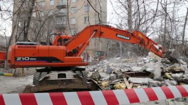 Tarak makine Montaj cihazları-Kırıcı eski ev üzerinde çalışıyor. Moscow, Rusya Federasyonu