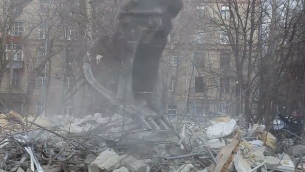 Maquinaria de excavadora trabajando en demolición casa antigua. Moscú, Rusia — Vídeo de stock