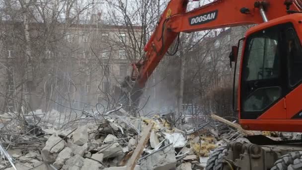 Baggermaschinen arbeiten am Abriss des alten Hauses. Moskau, Russland — Stockvideo