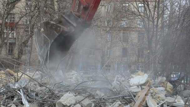 Koparka maszyn pracujących na rozbiórkę starego domu. Moscow, Federacja Rosyjska — Wideo stockowe