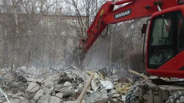 Экскаватор работает над сносом старого дома. Москва, Россия — стоковое видео