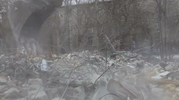 Baggermaschinen arbeiten am Abriss des alten Hauses. Moskau, Russland — Stockvideo
