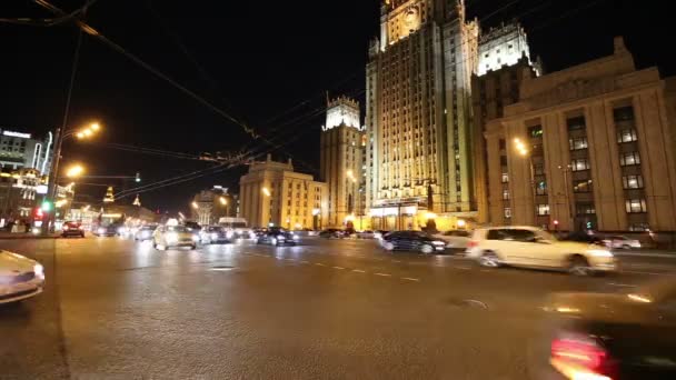 Министерство иностранных дел Российской Федерации и ночное движение, Смоленская площадь, Москва — стоковое видео