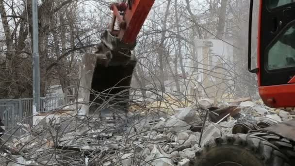Maquinaria de excavadora trabajando en demolición casa antigua. Moscú, Rusia — Vídeos de Stock