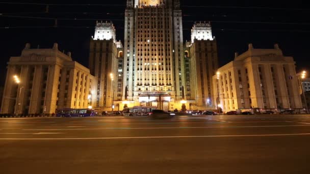 Utrikesministeriet av Ryssland och natt trafikerar, Smolenskaya Square, Moskva, Ryssland — Stockvideo