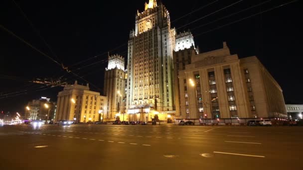 Ministry of Foreign Affairs of the Russian Federation and night traffic, Smolenskaya Square, Moscow, Russia — Stock Video