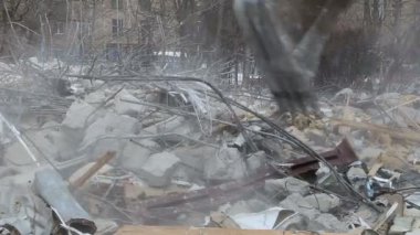 Tarak makine Montaj cihazları-Kırıcı eski ev üzerinde çalışıyor. Moscow, Rusya Federasyonu