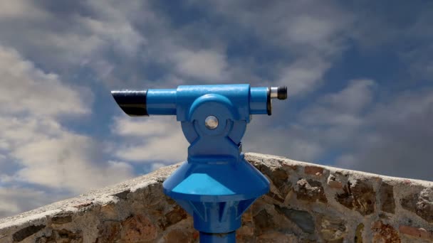 Telescopio visualizzatore (telescopio di tipo turistico) contro il cielo con le nuvole — Video Stock