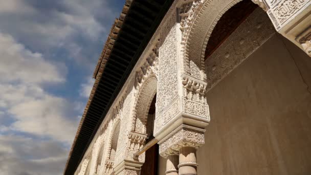 Palacio de la Alhambra - Castillo medieval morisco en Granada, Andalucía, España — Vídeos de Stock