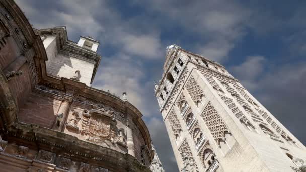 Kathedrale von Sevilla - Kathedrale der Heiligen Maria vom See, Andalusien, Spanien - ist die drittgrößte Kirche der Welt und zur Zeit ihrer Fertigstellung im Jahr 1500 war sie die größte der Welt. Begräbnisstätte von Christopher Columbus — Stockvideo