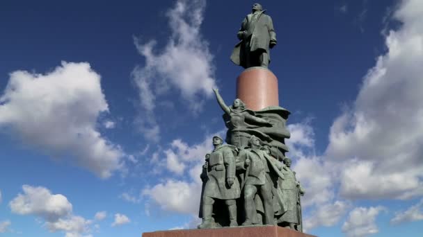 Utsikt över monumentet ot Vladimir Lenin (1985, skulptör Kerbel och arkitekt Makarewitsch), Moskva city center (Kaluzhskaya kvadratmeter), Ryssland. Populära landmärke — Stockvideo