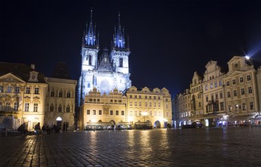 Çek Cumhuriyeti 'nin Prag kentindeki Leydi Tyn Kilisesi' nin (1365) gece vakti aydınlanması.