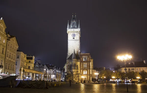 Ayuntamiento de Ciudad Vieja en Praga (Vista nocturna), vista desde la Plaza de la Ciudad Vieja, República Checa — Foto de Stock