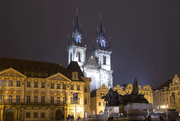 Illuminazioni notturne della fiaba Chiesa di Nostra Signora Tyn (1365) nella Magica città di Praga, Repubblica Ceca — Foto Stock