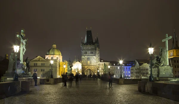 Noční pohled na Karlův most v Praze, Česká republika — Stock fotografie